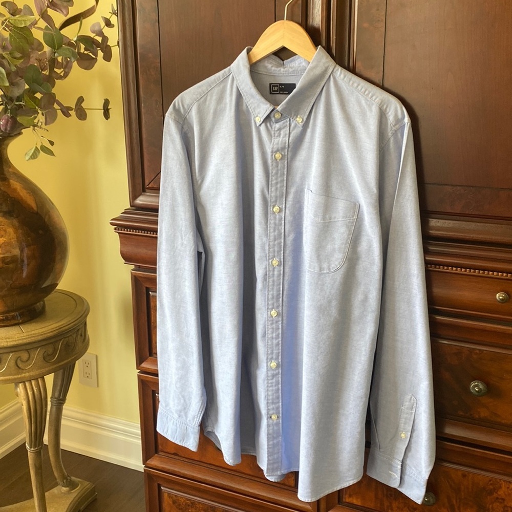 GAP Shirt for Men!  XL.  GREAT USED CONDITION. 100% Cotton.​​
